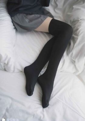 解开女警乳罩慢慢揉捏
