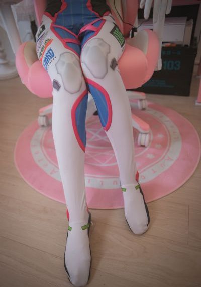 女女百合舌伸湿润腿间电影