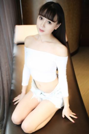 她的下面又紧又湿好爽